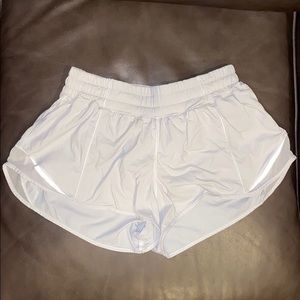 lululemon hotty hot short ll *2.5” white